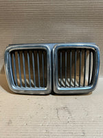 قم بتحميل الصورة إلى عارض الصور، BMW 7 Series E32 735i 730i Front Center Kidney Grille 1908697 Used OEM