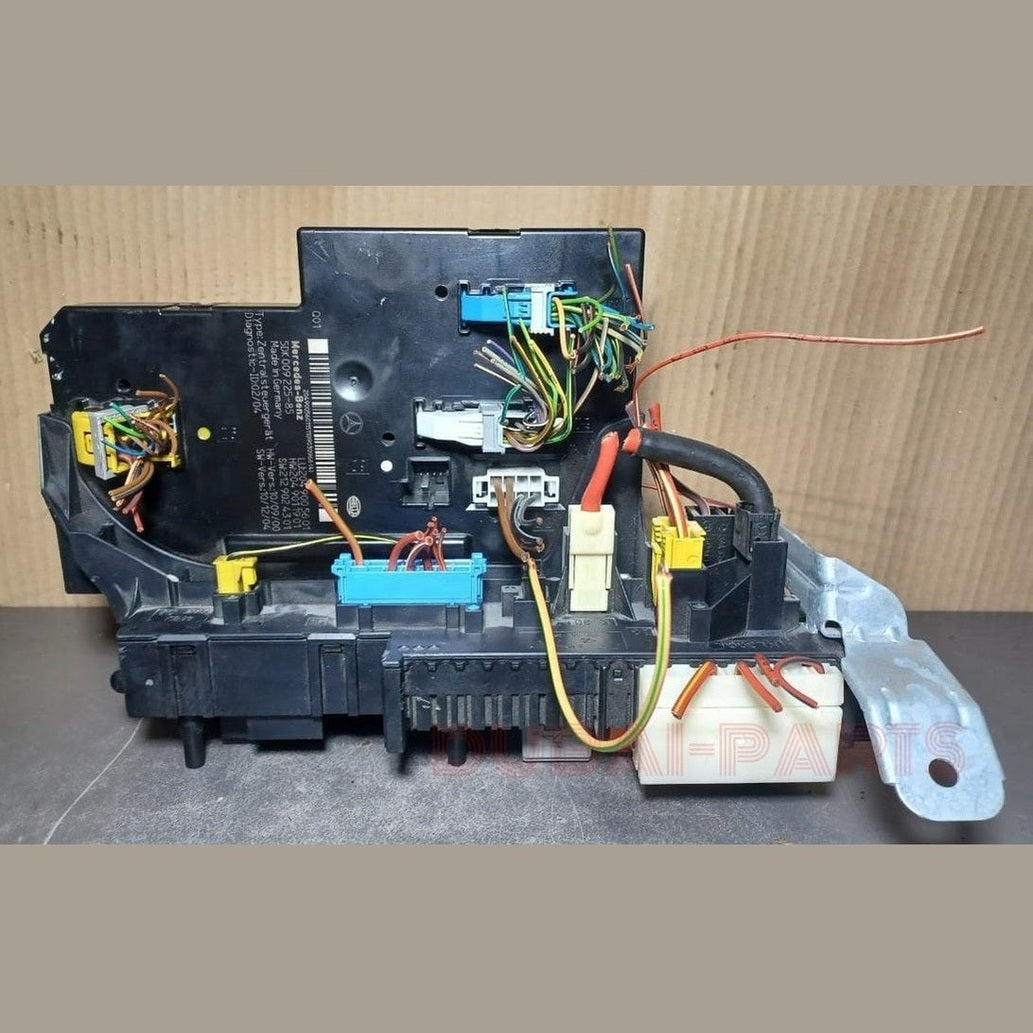 2012-2014 Mercedes-Benz W204 C250 C300 C350 Rear SAM Relay Fuse Box Assembly A204 9005601 OEM