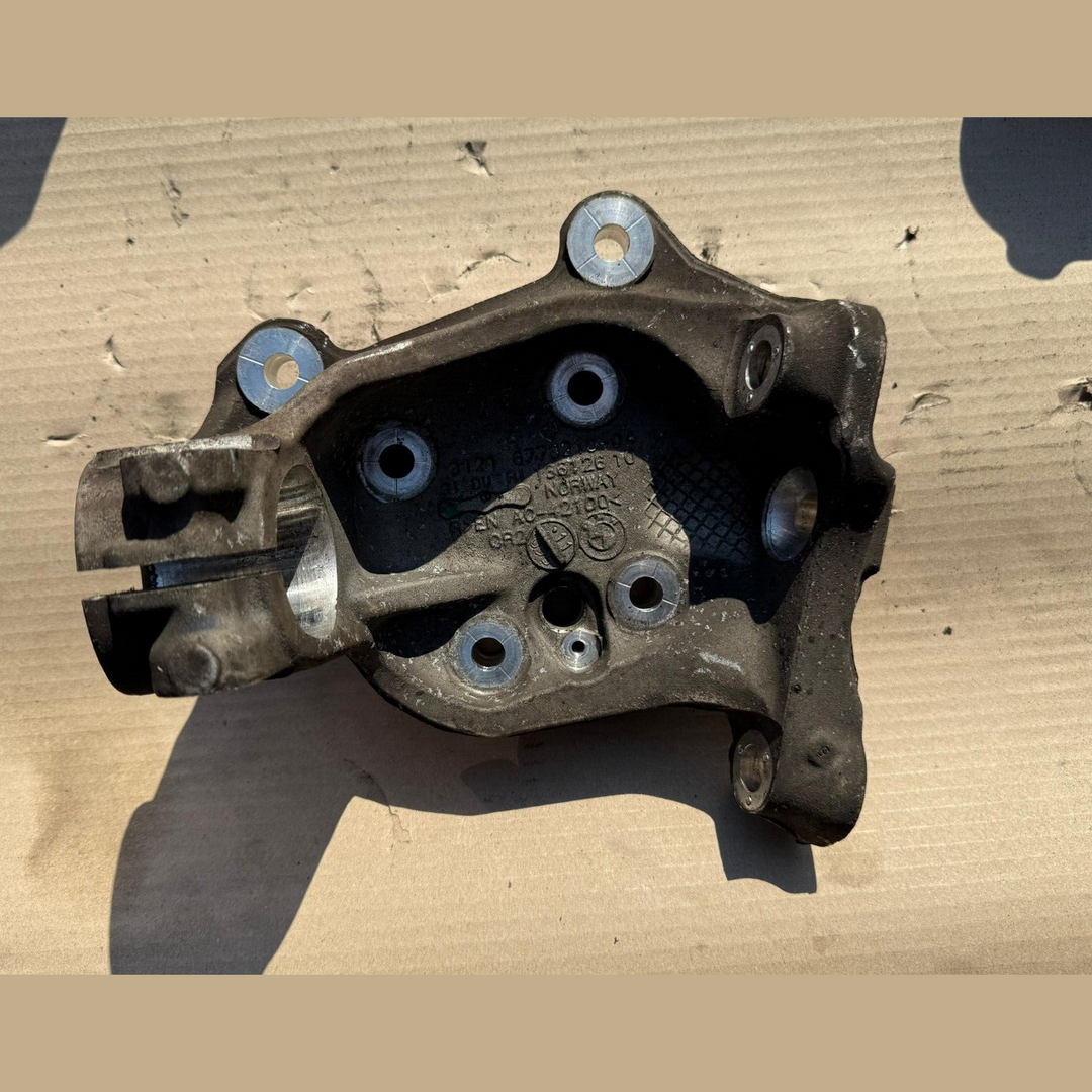 BMW 128 KNUCKLE CARRIER RIGHT FRONT 2009 2010 2011 2012 E82 135 3121 6773210 OEM