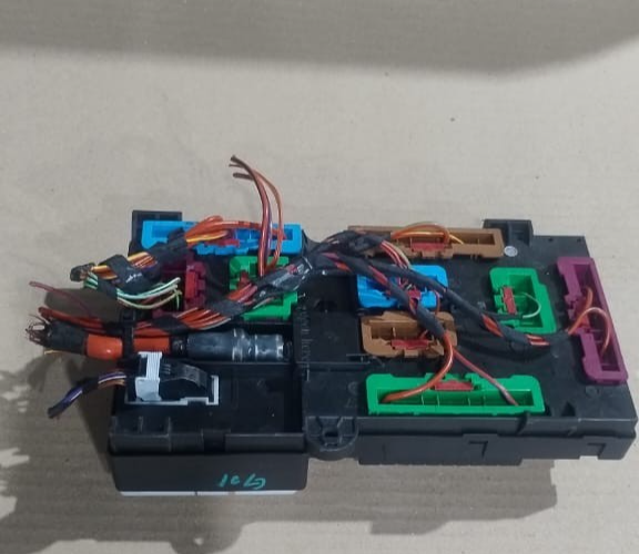 BMW F98 F97 X4 X3 G01  M BODY FUSE BOX CONTROL MODULE OEM  6828074