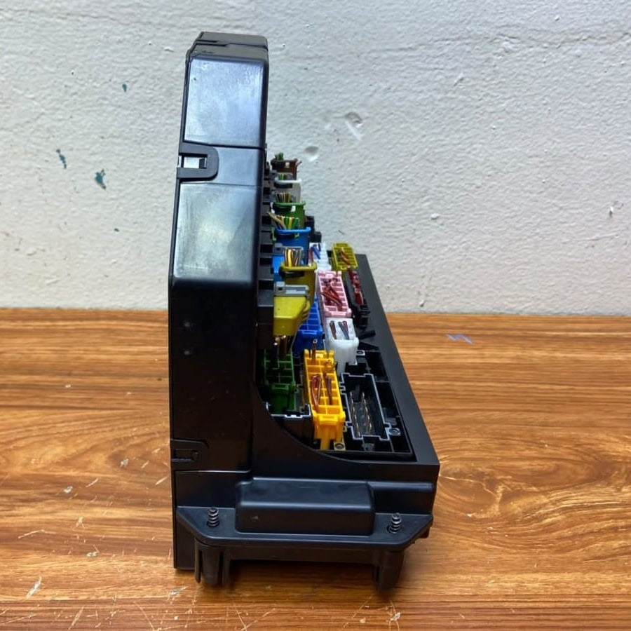 Mercedes-Benz X204 GLK Fuse Box Sam Relay Control Module Front A2129008207 W212