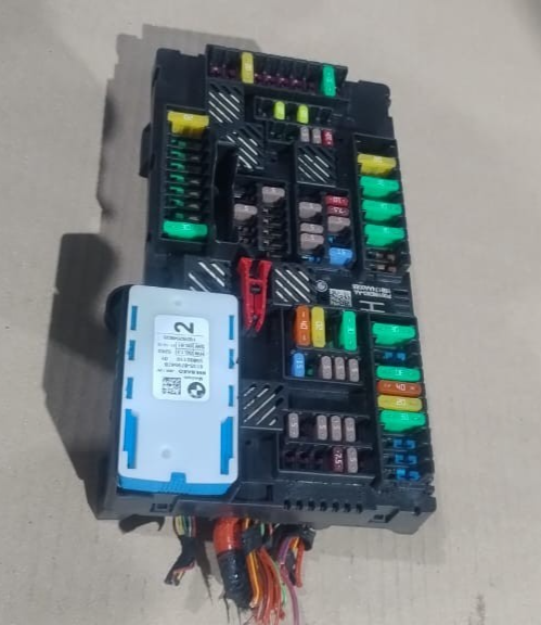 BMW F98 F97 X4 X3 G01  M BODY FUSE BOX CONTROL MODULE OEM  6828074