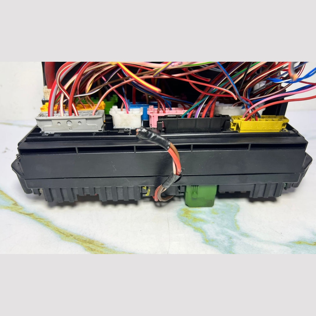 10-18 Mercedes-Benz W212 W204 Front SAM Module Relay Fuse Box A212 9005812 OEM