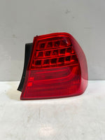 Bild in die Galerieansicht laden, 2009-2011 BMW 3 Series E90 323i Rear Right Tail BACK Light 7289430 USA OEM