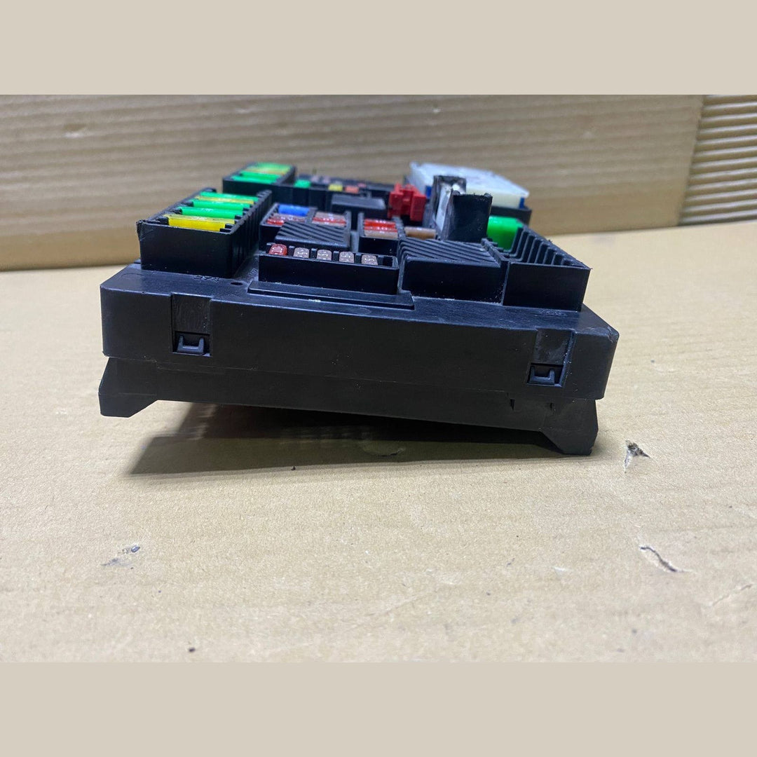 2018-2023 BMW 530e Power Distribution Box 6837091 530I 540I 740I