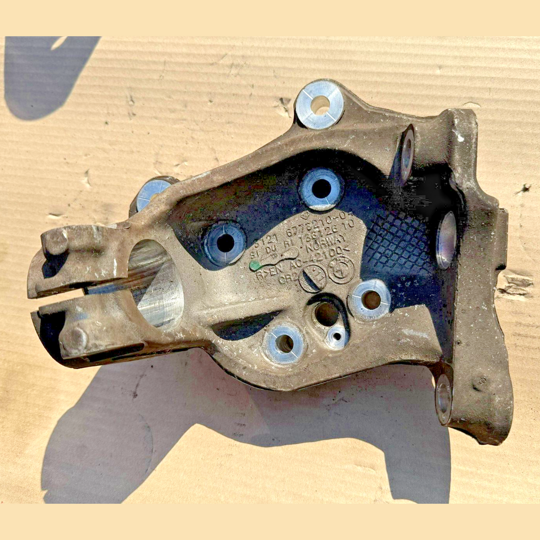 BMW 128 KNUCKLE CARRIER RIGHT FRONT 2009 2010 2011 2012 E82 135 3121 6773210 OEM