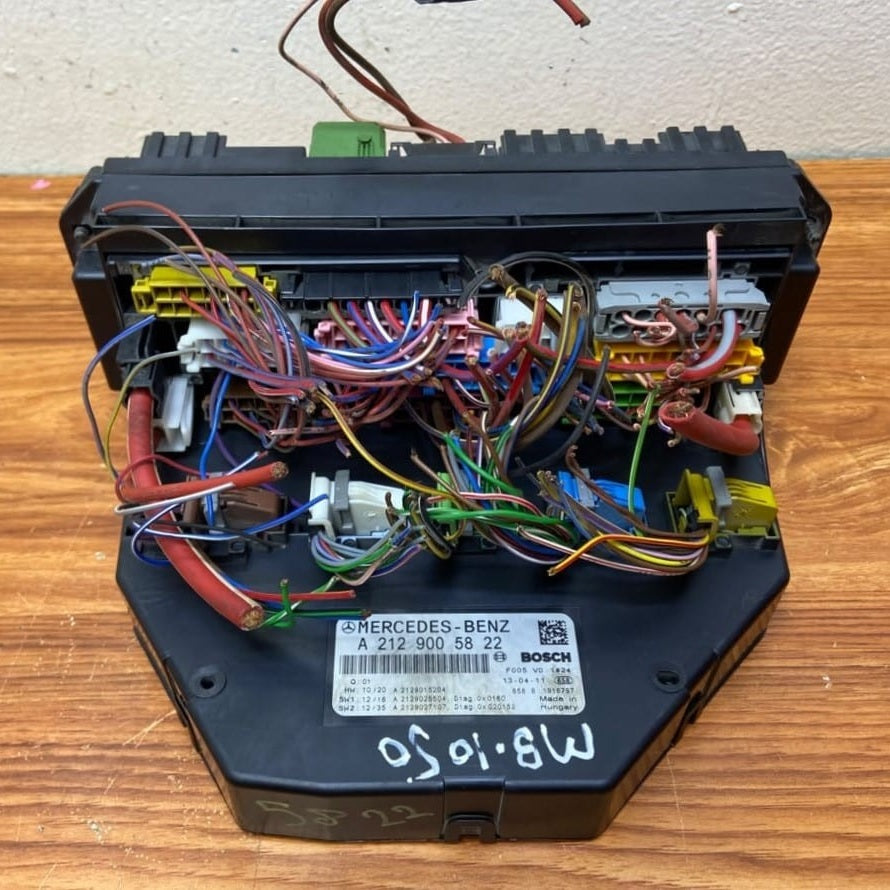 Mercedes-Benz Front SAM Fuse Box Control Module A2129005822 C-Class W204