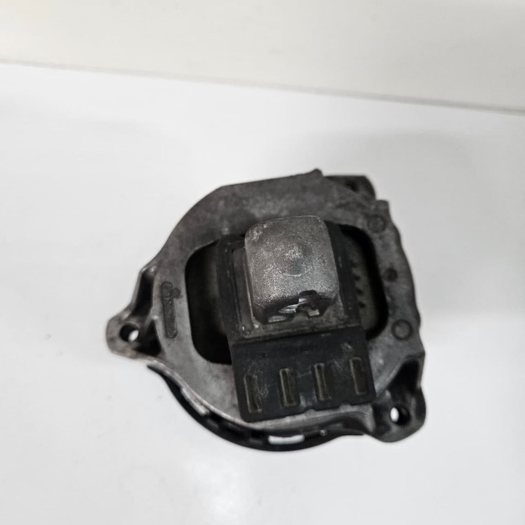 BMW 5 Series G30 G31 G38 530d Engine Mount Bracket Right 6860478