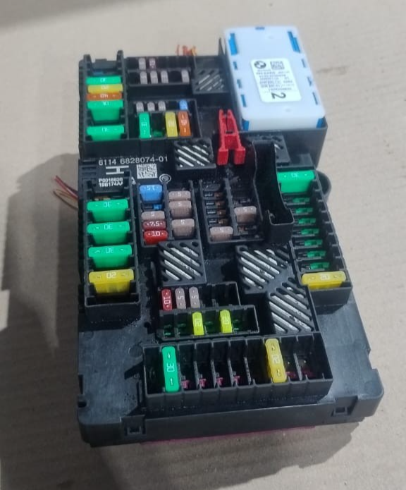 BMW F98 F97 X4 X3 G01  M BODY FUSE BOX CONTROL MODULE OEM  6828074