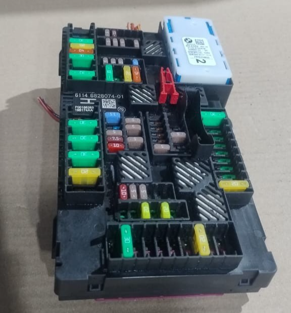 BMW F98 F97 X4 X3 G01  M BODY FUSE BOX CONTROL MODULE OEM  6828074