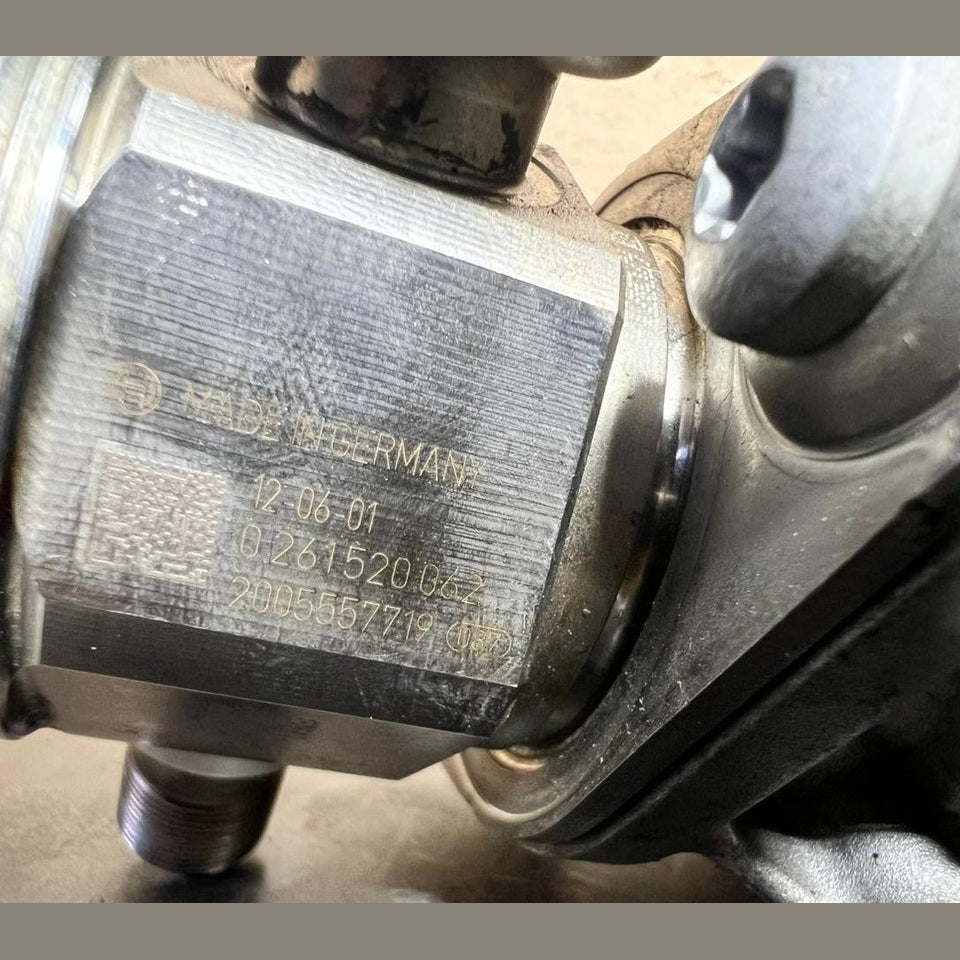 12-18 Mercedes W212 C300 M276 High Pressure Fuel Pump W/Housing A276 0700101 OEM