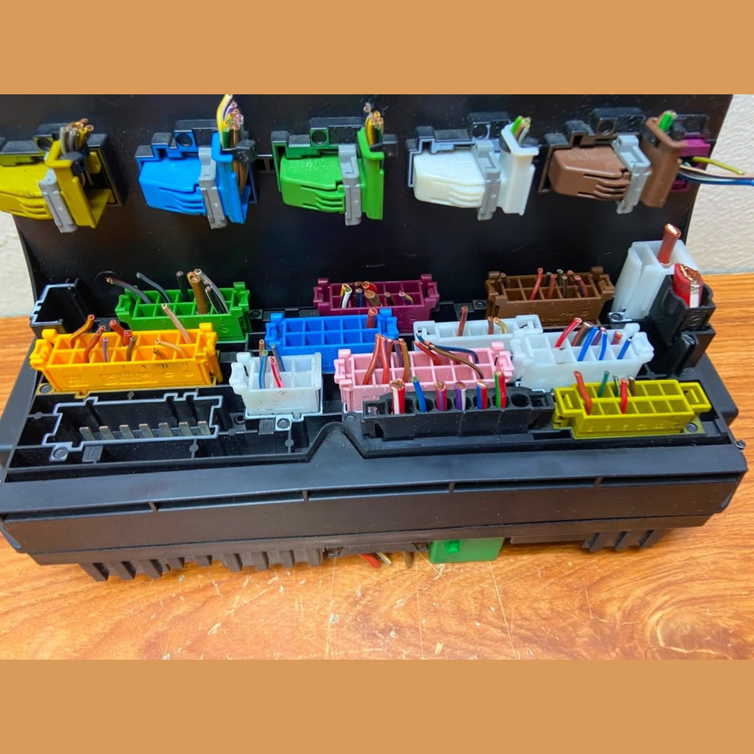 Mercedes-Benz X204 GLK Fuse Box Sam Relay Control Module Front A2129008207 W212