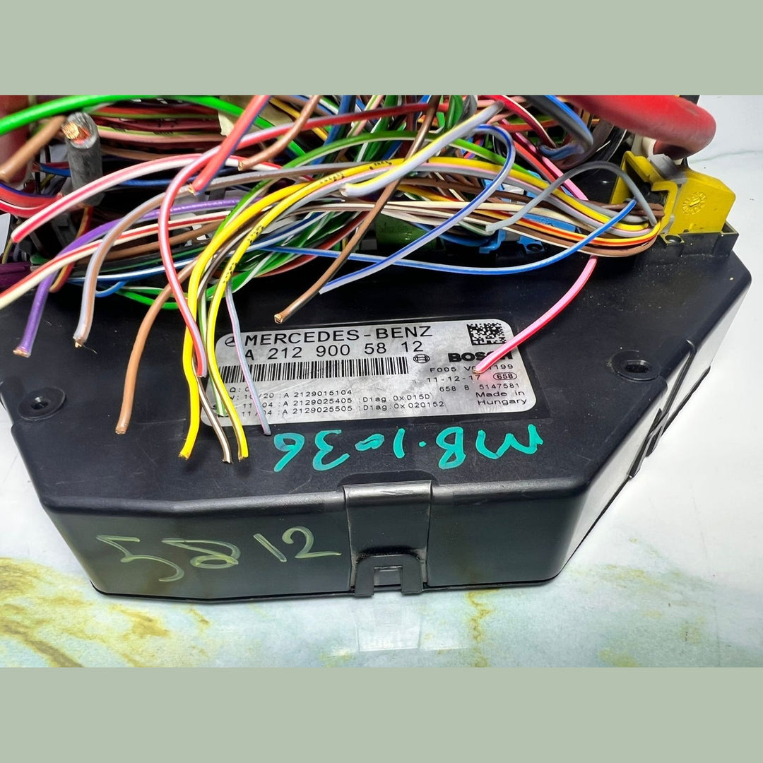 10-18 Mercedes-Benz W212 W204 Front SAM Module Relay Fuse Box A212 9005812 OEM