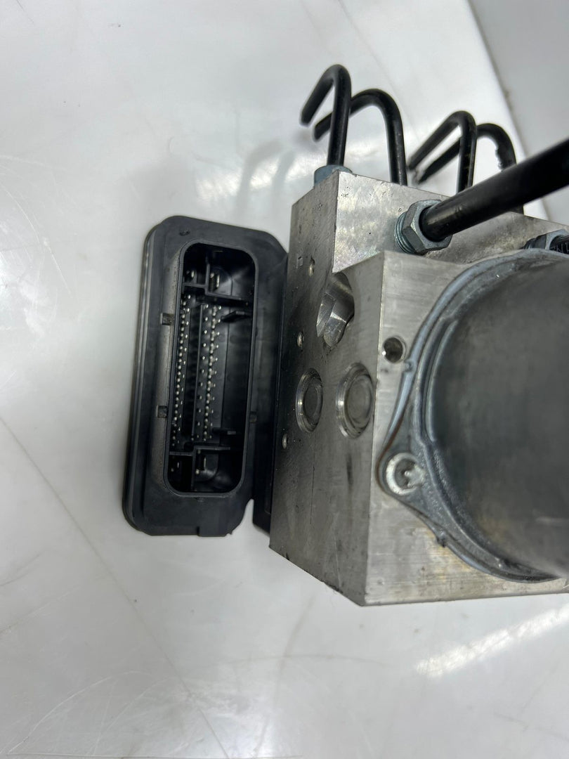 2014-2018 BMW F15 X5 and F16 X6 35iX Abs DIsc Brake Pump Control Module 6864798