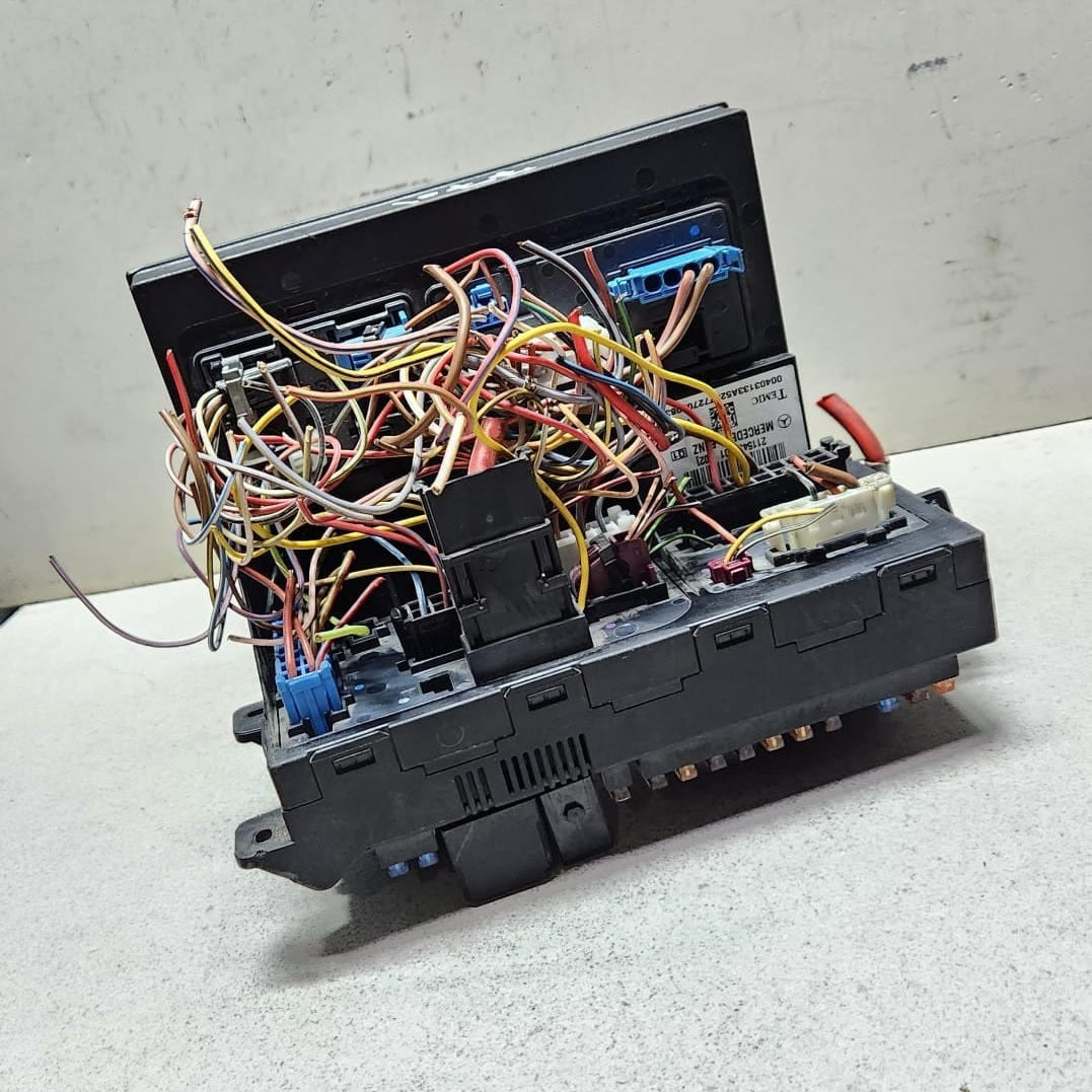 2003-2009 Mercedes-Benz E320 Front Sam Control Unit Fuse Box Module 2115457701
