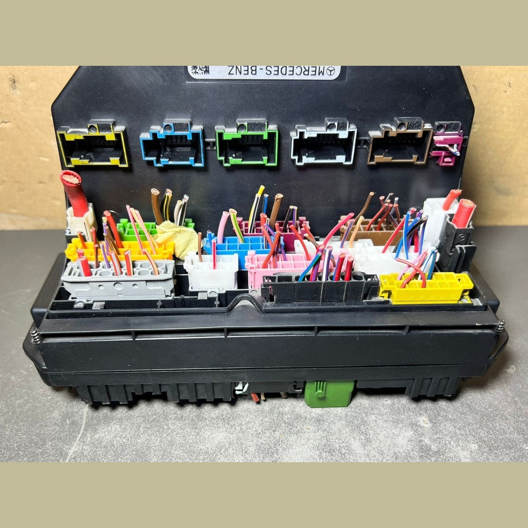 10-16 Mercedes-Benz W212 W204 Front SAM Module Relay Fuse Box A2129005622 OEM