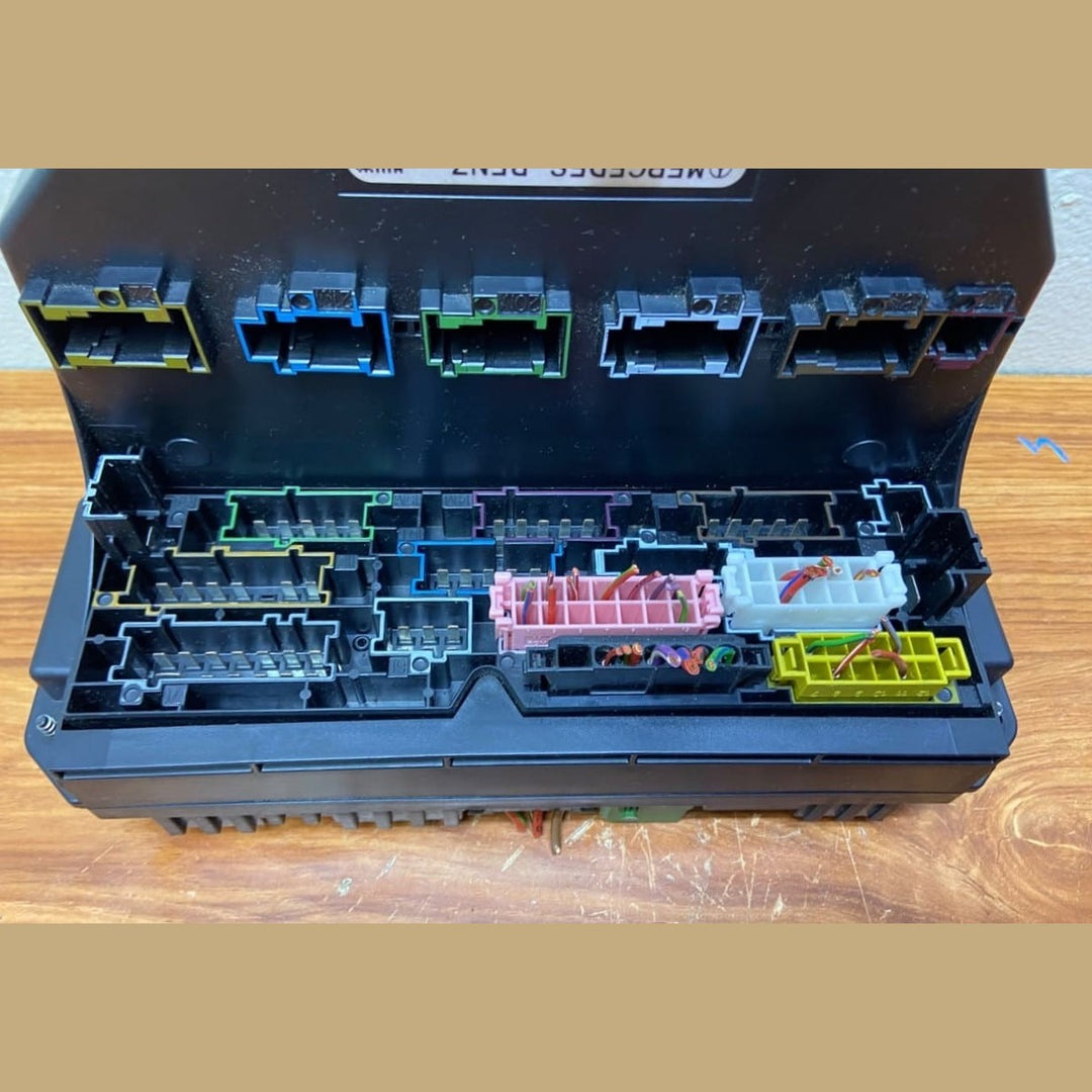 Mercedes-Benz Sam Control Module Front Integrated Fuse A2129004225 E-Class W212