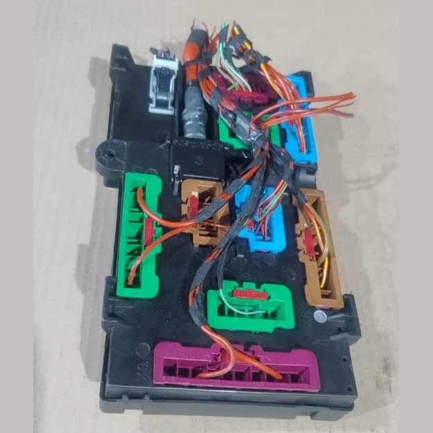 BMW F98 F97 X4 X3 G01  M BODY FUSE BOX CONTROL MODULE OEM  6828074