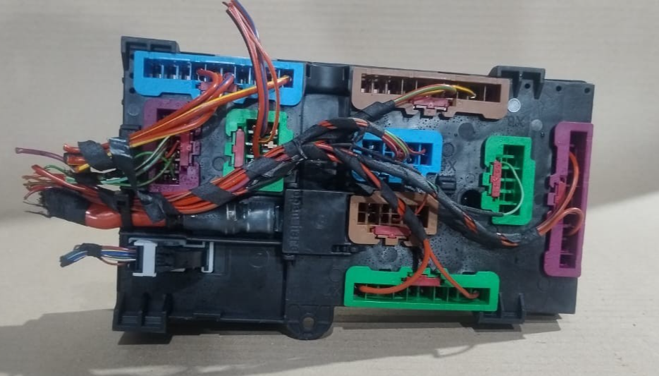 BMW F98 F97 X4 X3 G01  M BODY FUSE BOX CONTROL MODULE OEM  6828074