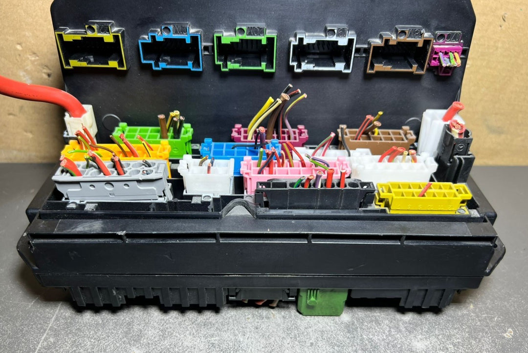 10-16 Mercedes-Benz W212 W204 Front SAM Module Relay Fuse Box A2129003614 OEM