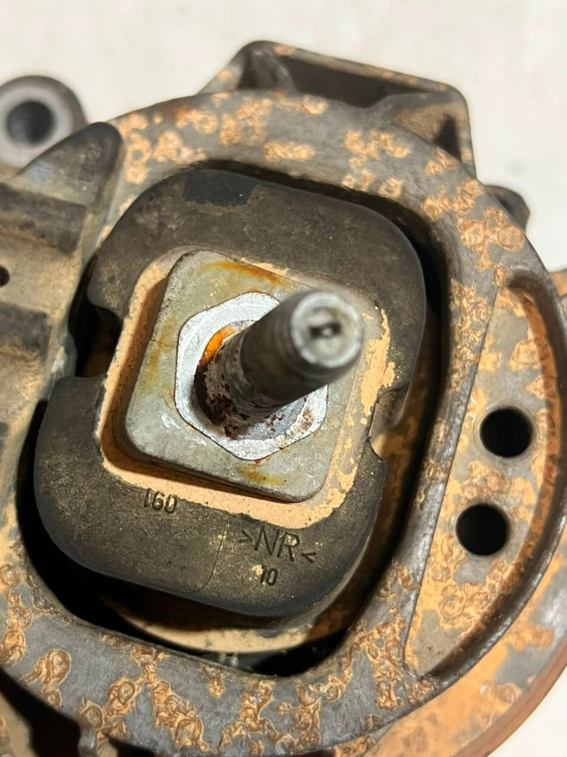 2015-2017 BMW X3 F25 X4 F26 2.0L RIGHT Engine Mount MOTOR 6868490 OEM
