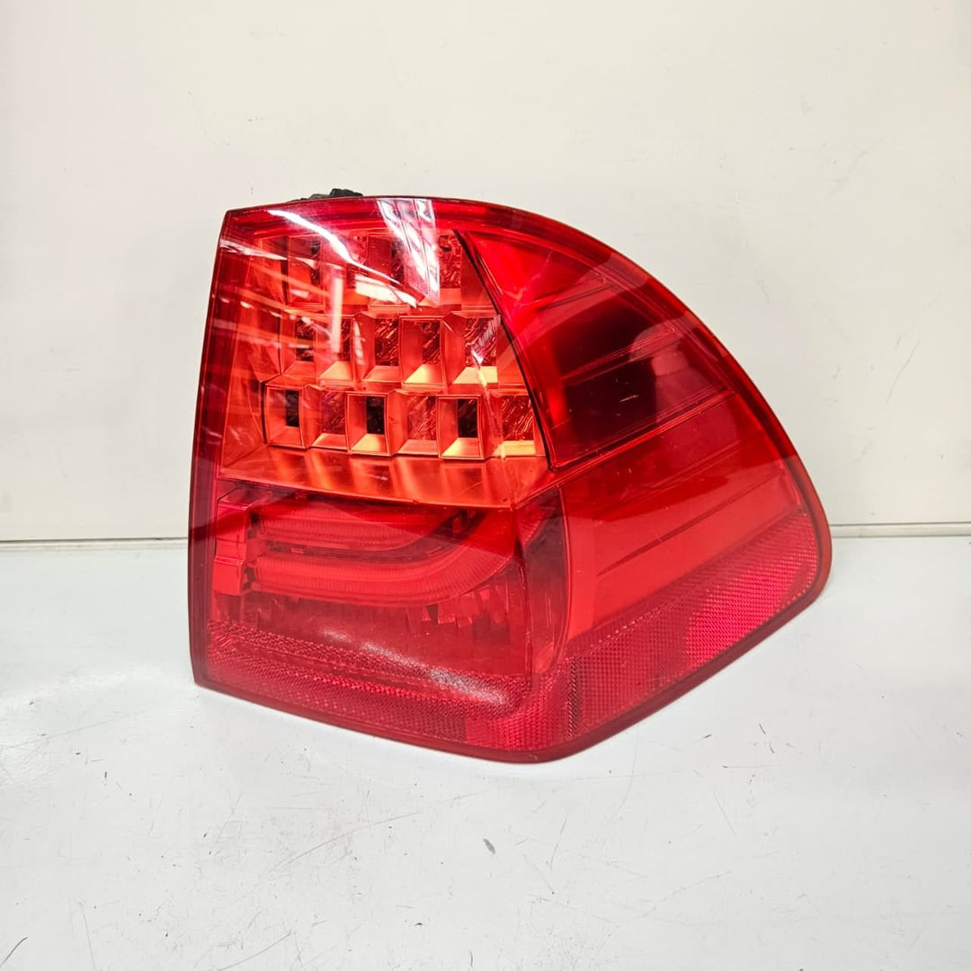 7289432-BMW 3 Series E90 E91 328i Touring Taillight Right Rear OEM