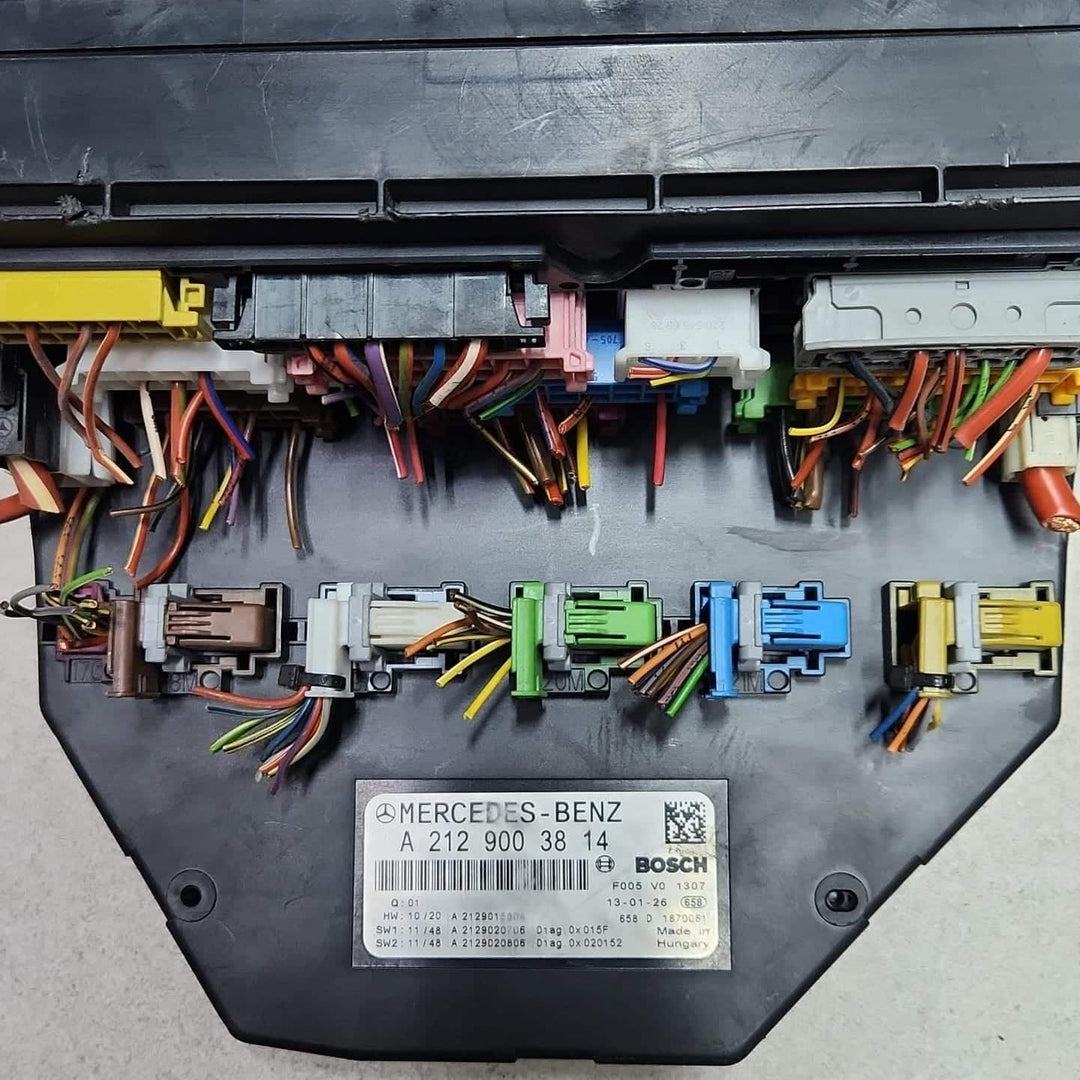 10-16 Mercedes-Benz W212 W204 Front SAM Module Relay Fuse Box A212 9003814 OEM
