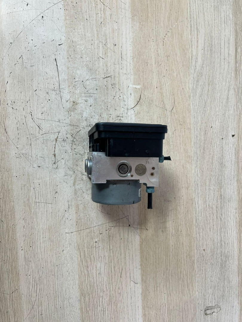 2015-2019 BMW 328i M4 F30 ABS Anti-Lock Brake Pump Module 6871110 OEM