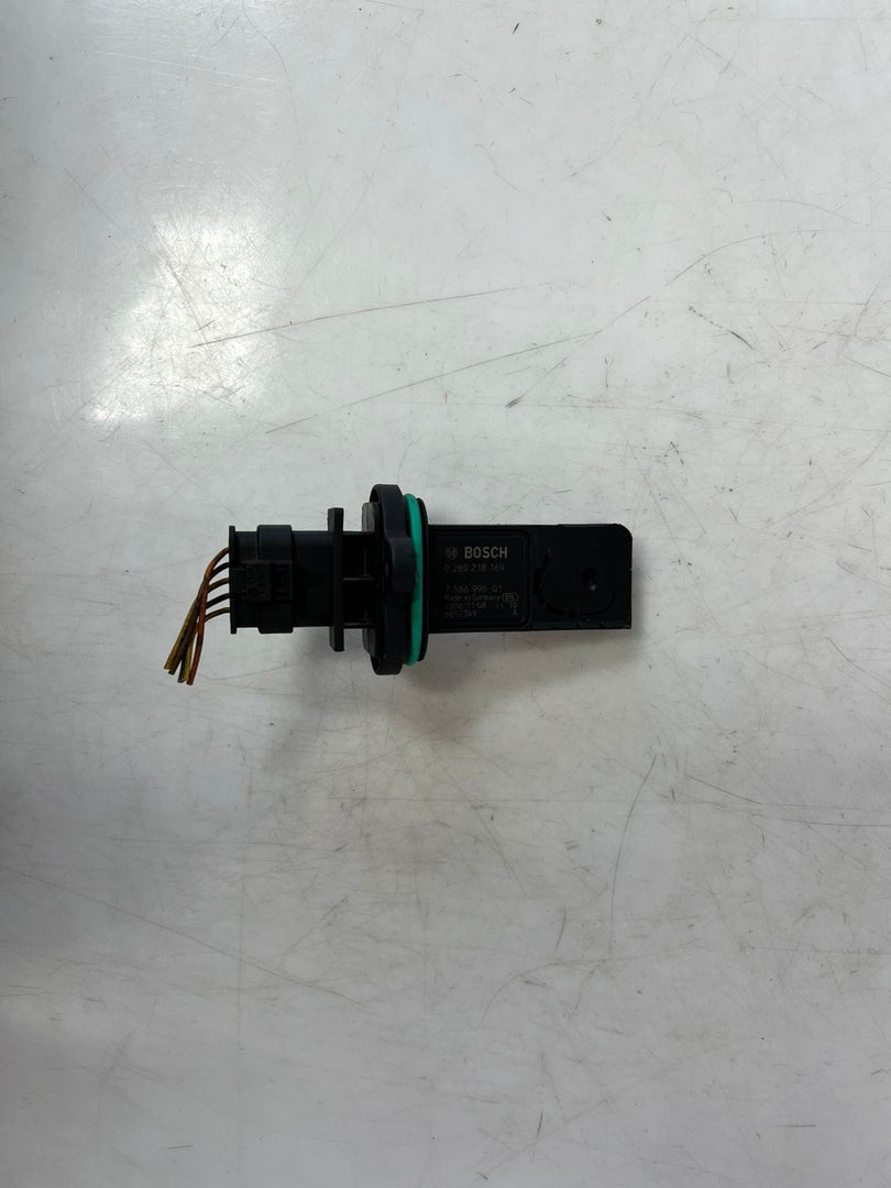 2010-2013 BMW 550i, 650i, 750i, and X6 4.4L Mass Air Flow Sensor 7566990 OEM