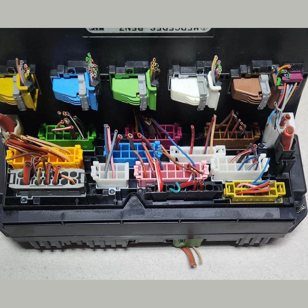2006-2013 Mercedes-Benz W204 C-Class Fuse Box Control Module A2129003514 