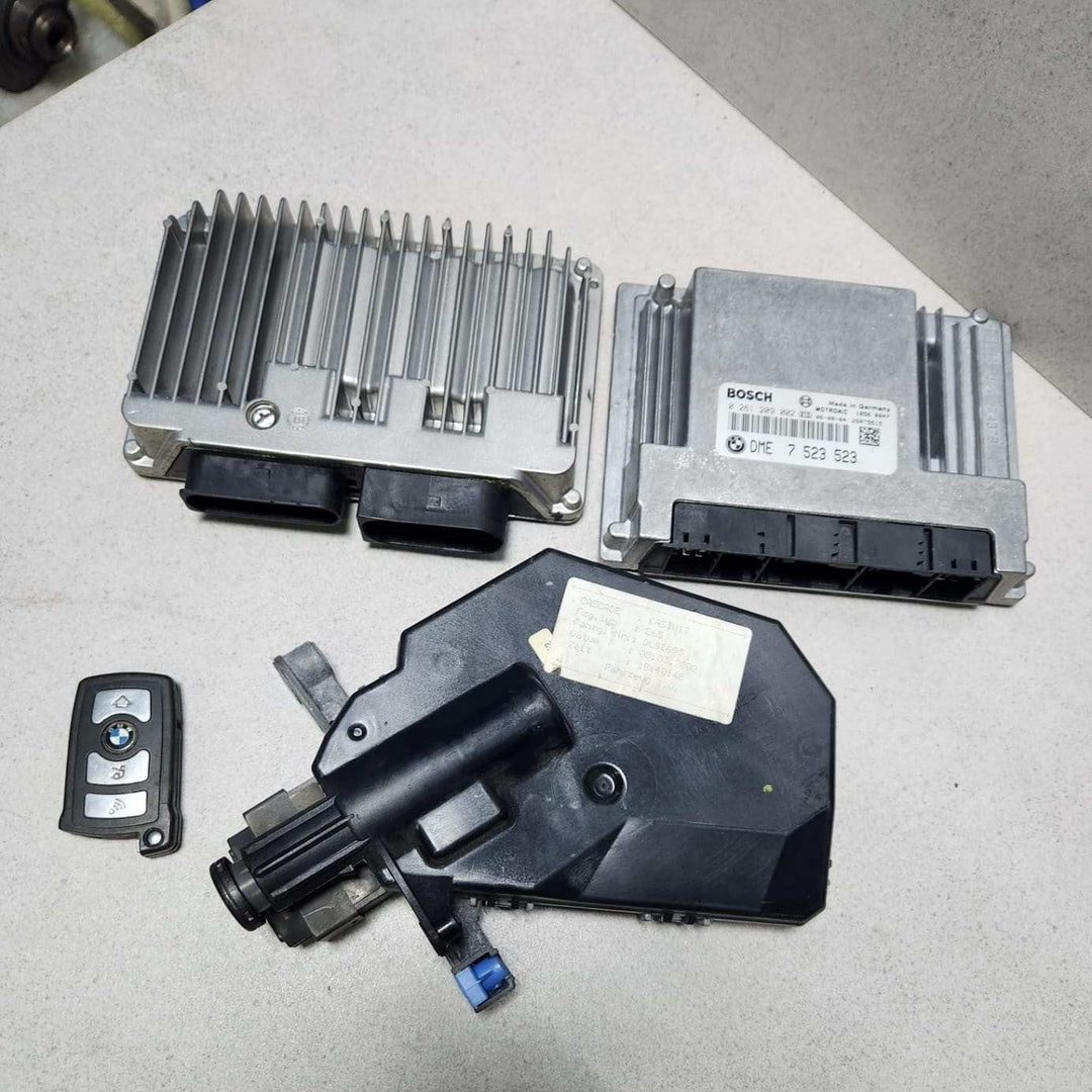 2002-2003 BMW 745i E65 Engine Control Module 7523523 ECU SET 
