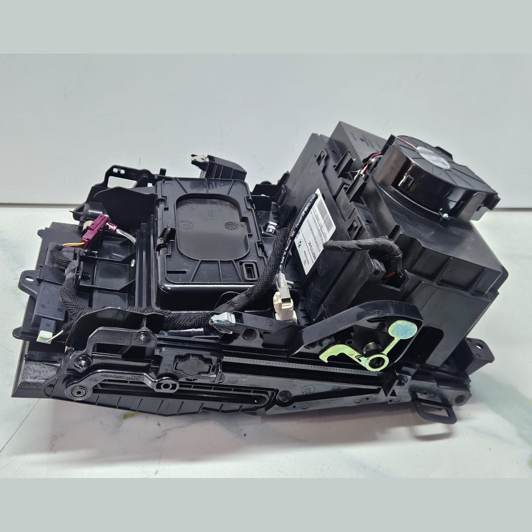 BMW X5 G05 X6 G06 cup holder drinks holder thermoelectric cup holder 6827173 OEM