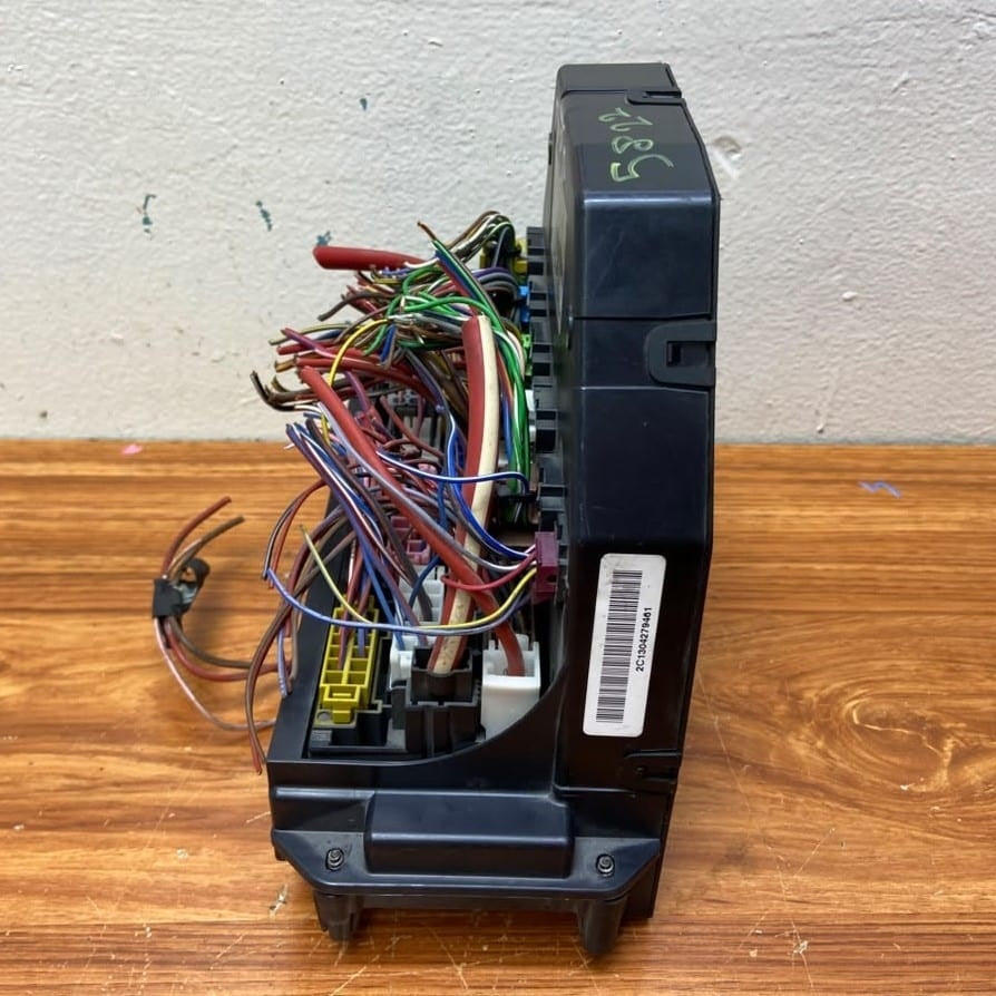 Mercedes-Benz Front SAM Fuse Box Control Module A2129005822 C-Class W204