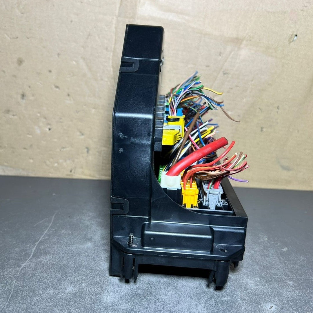 10-16 Mercedes-Benz W212 W204 Front SAM Module Relay Fuse Box A2129003314 OEM