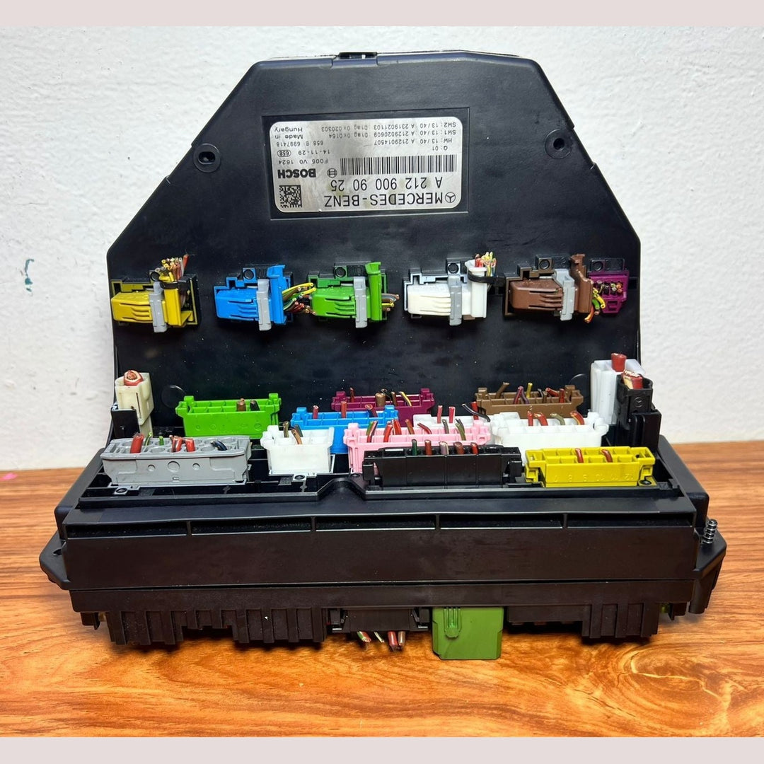 10-16 Mercedes-Benz W212 W204 Front SAM Module Relay Fuse Box A212 9009025 OEM