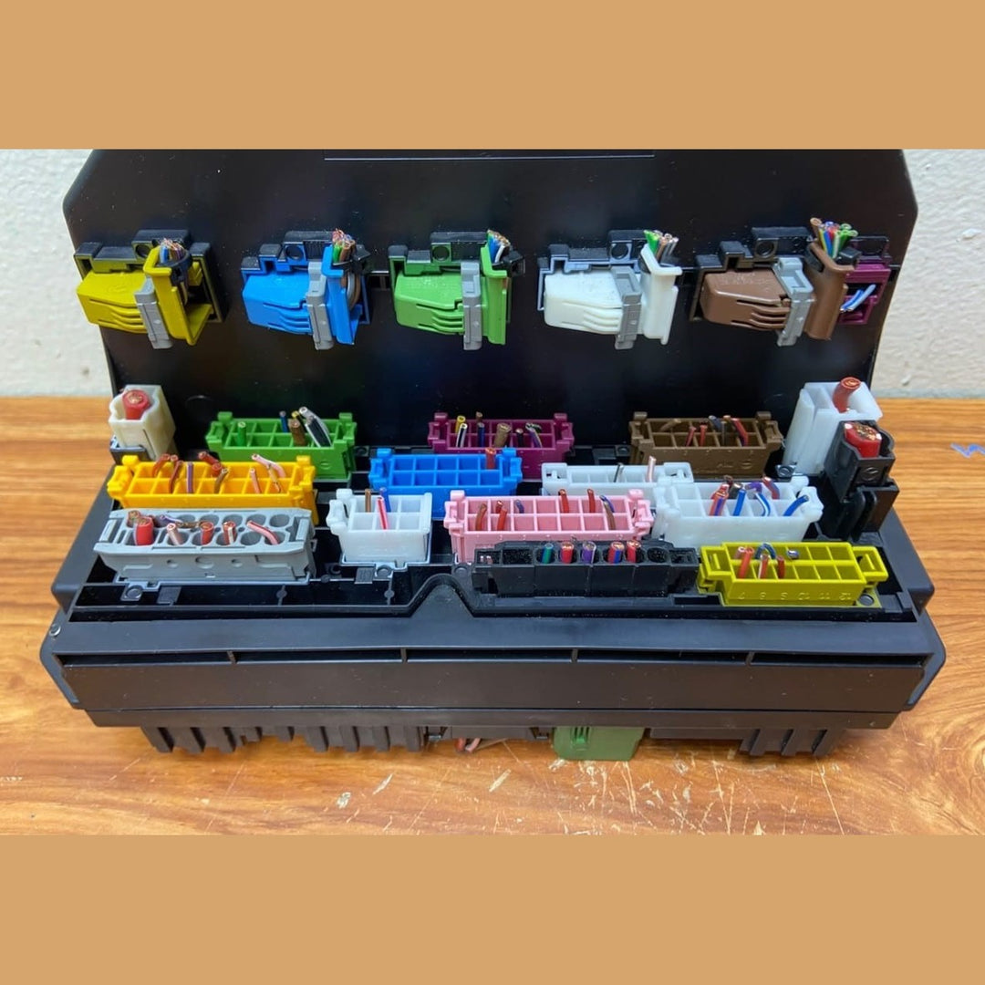 Mercedes-Benz Front Fuse Box Control Module A2129005912 C-Class W204 S204