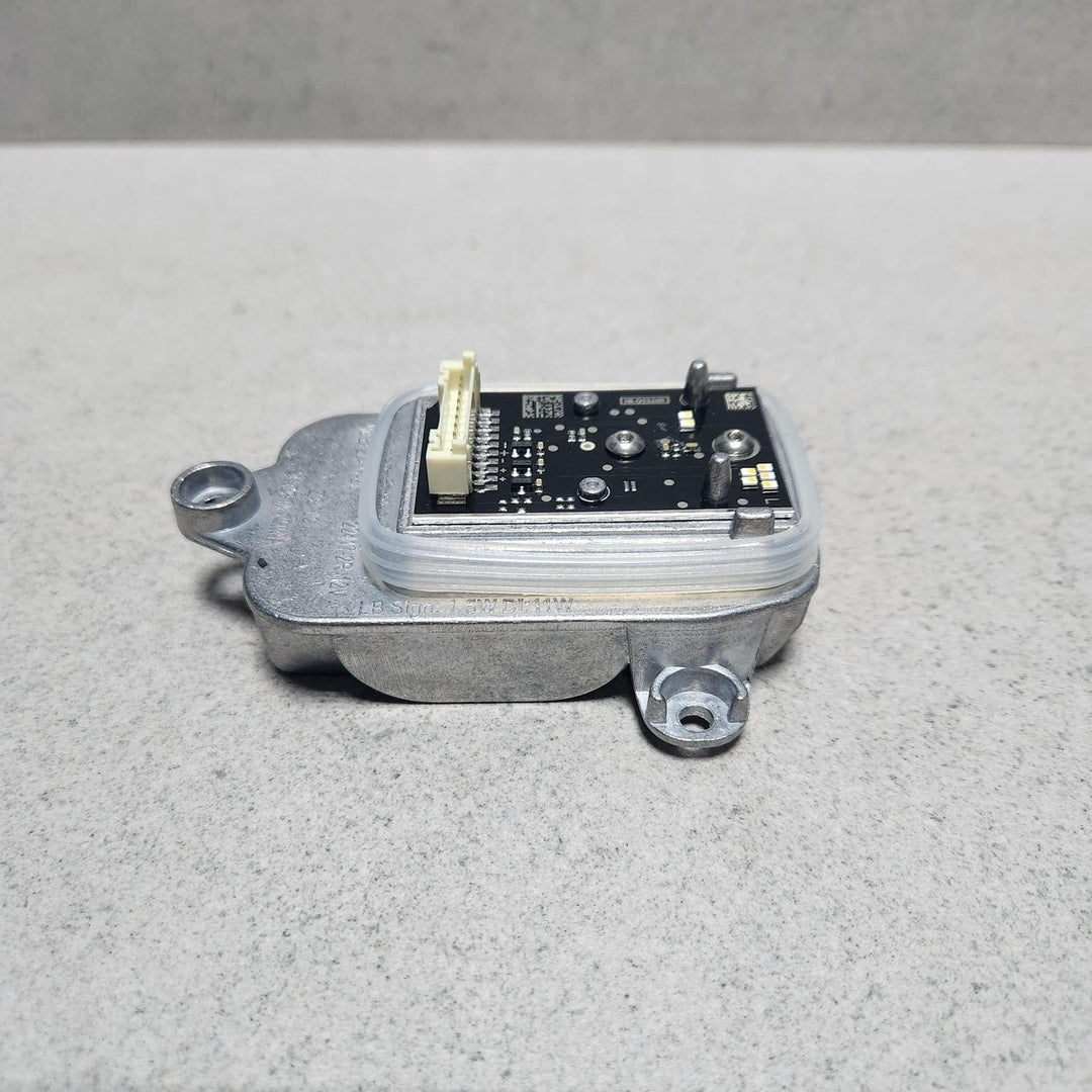 Genuine 2018-2020 BMW 740i LED Headlight Turn Signal Light Module 9498409 