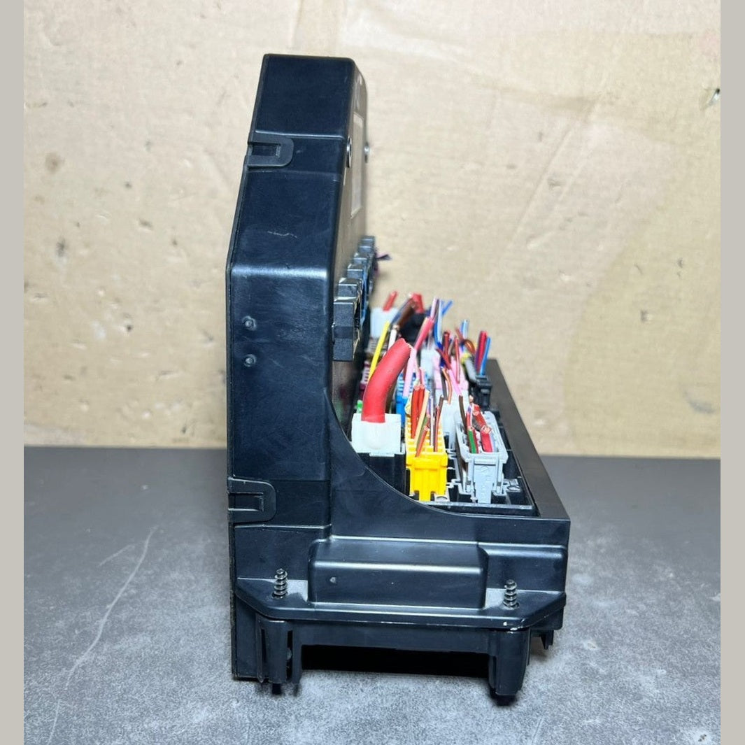 10-16 Mercedes-Benz W212 W204 Front SAM Module Relay Fuse Box A2129005622 OEM