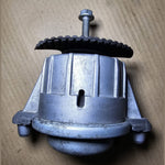 Bild in die Galerieansicht laden, 2008-2012 Mercedes-Benz W204 C-Class Front Left Side Engine Mount A204 2404317