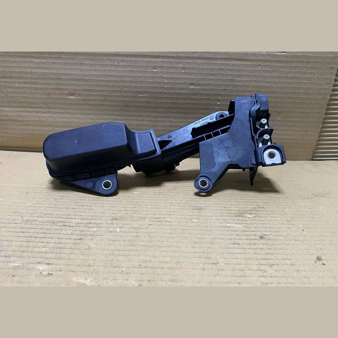 2019-2025 BMW 330i Jump Start Battery Voltage Terminal 6842526,3 Series G20, 4 S