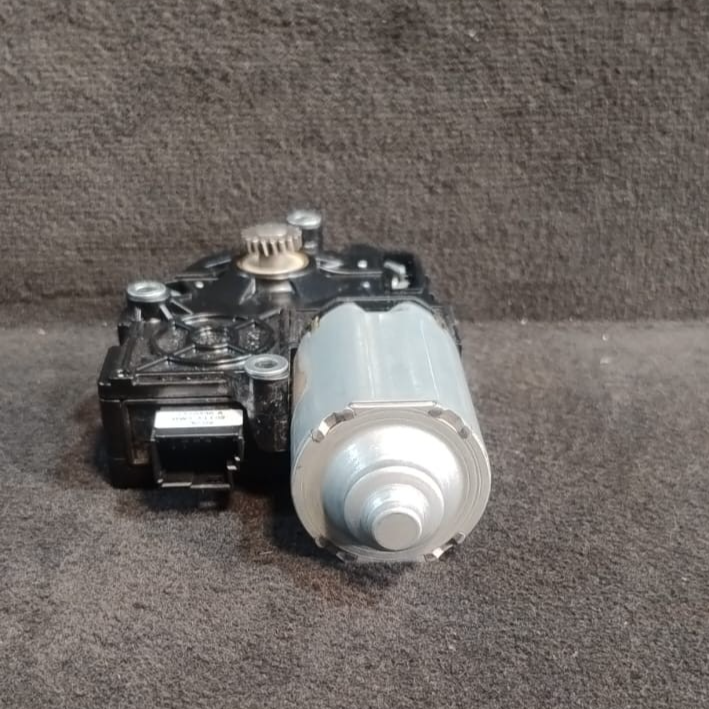 BMW E90/E92 F10 SUNROOF SLIDING/TILTING MOTOR OEM P/N 7193398