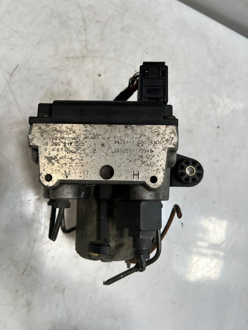 1997-2000 BMW 528i 5 Series E39 Abs Brake Pump Module 0265217000 1090910 OEM