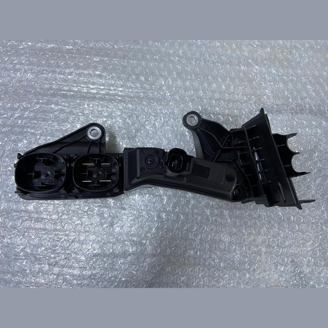 OEM BMW 4 SERIES G22 G23 G26 BATTERY JUMP START TERMINAL BOX TRIM-  6842525