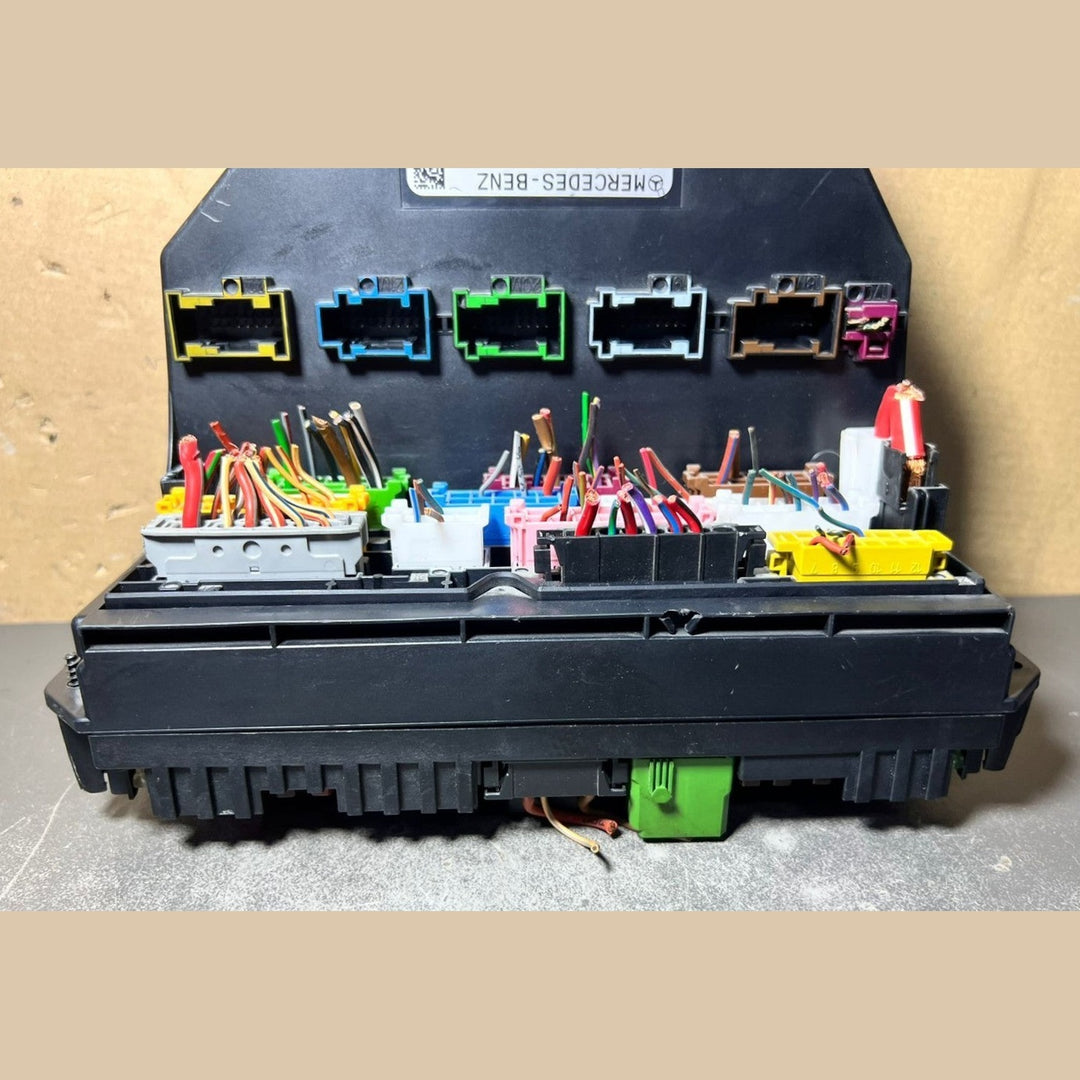 10-20 Mercedes W207 E350 SLK250 CLS63 Front SAM Module Relay Fuse Box OEM