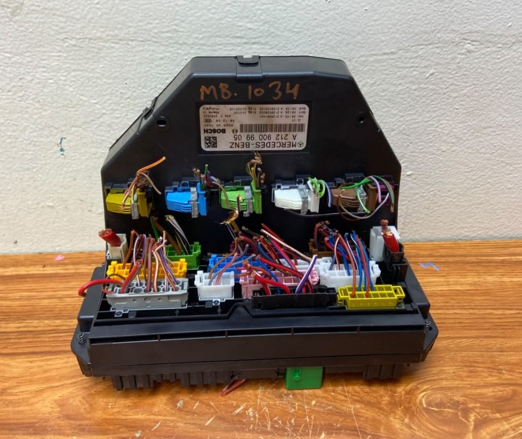 Mercedes-Benz W212 Sam Fuse Box Control Module A2129009905  C-Class W204