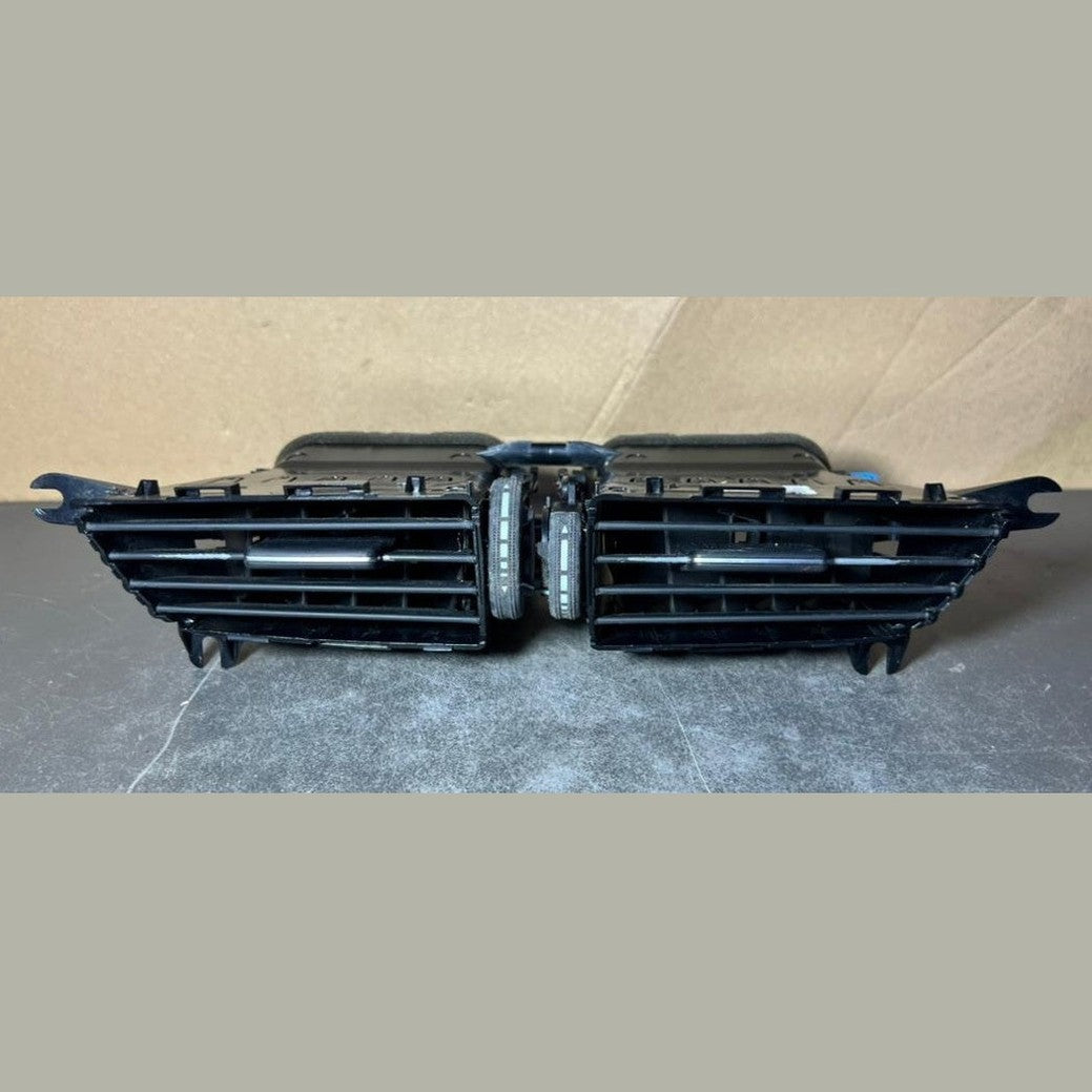 12-14 Mercedes W204 C300 C250 Front Center Dashboard  Heater A/C Air Vent