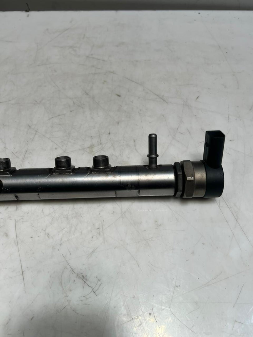 BMW 1' F10 F30 E90 E81 E87 N47 2.0L Fuel Injection Rail With Sensor 7809127 OEM