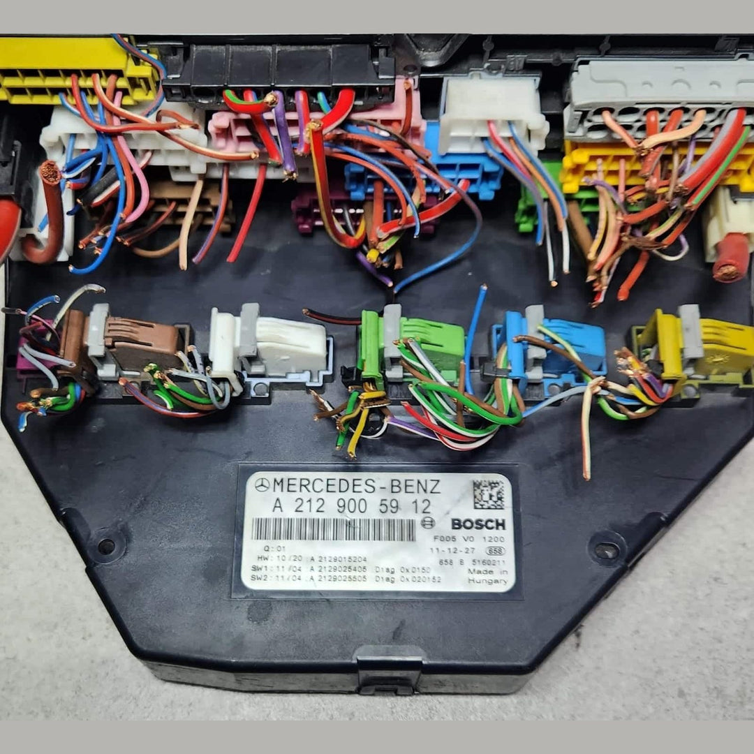 Mercedes-Benz Front Fuse Box Control Module A2129005912 C-Class W204 S204 OEM