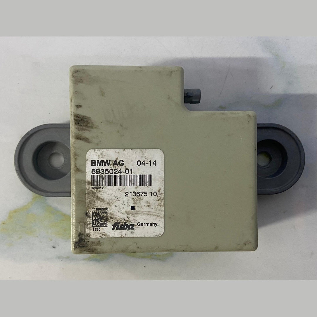 OEM BMW X5 E70 Radio Antenna Amplifier Control Module Unit 6935024