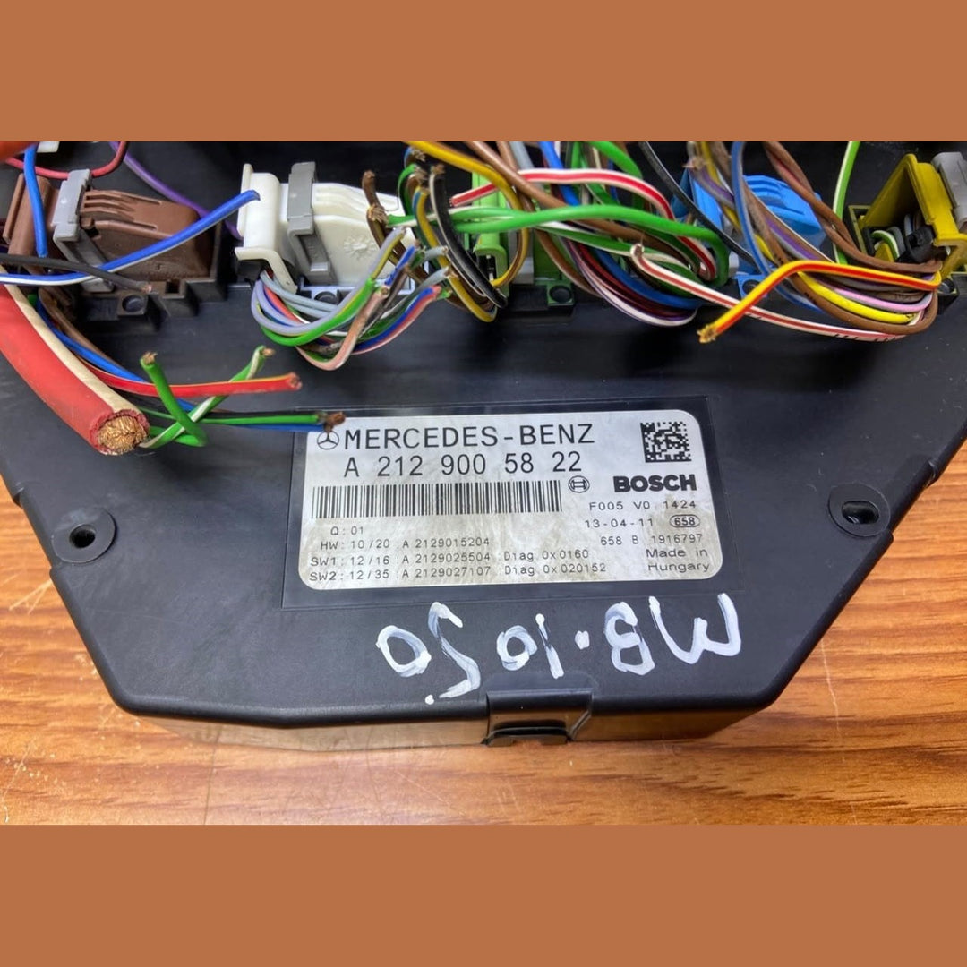 Mercedes-Benz Front SAM Fuse Box Control Module A2129005822 C-Class W204
